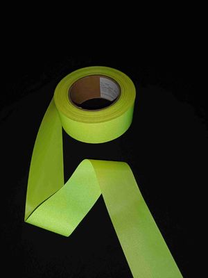เทปสะท้อนแสงโพลีเอสเตอร์ผ้าสะท้อนแสงสีสันสดใส  ที่มองเห็นได้สูงสำหรับเสื้อผ้ากระเป๋าหมวก