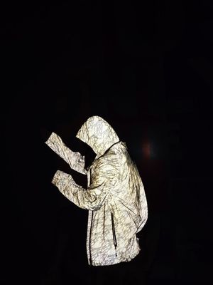 ผ้ายืดสะท้อนแสงสีเงินส่องสว่างสูง วัสดุแจ็คเก็ต Vis สูง EN20471 ANSI107