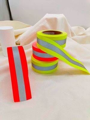 เทปสะท้อนแสงเพื่อความปลอดภัยสีเงินที่ทนไฟมองเห็นได้สูงสำหรับเสื้อผ้าชุดนักผจญเพลิงสีเหลืองส้ม