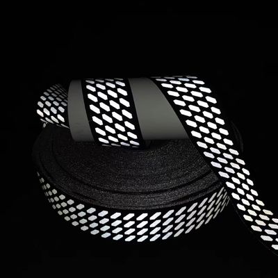 ยกระดับ T / C ย้อนหลังการสะท้อน Webbing สีสันการพิมพ์แฟชั่นสําหรับการทําเสื้อผ้าภายนอกความปลอดภัย